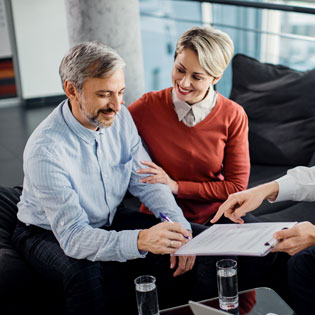 couple signant un contrat emprunteur