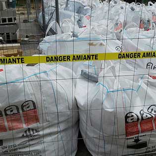 sacs remplis d'amiante lors qu'un désamiantage